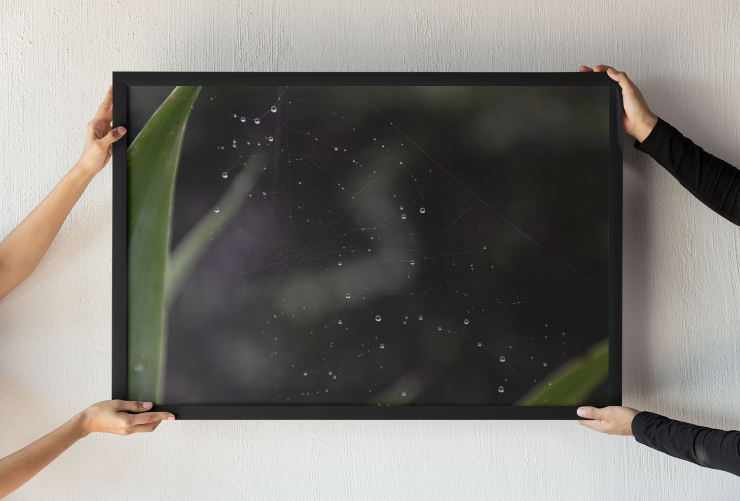 mockup-of-two-persons-holding-a-photo-frame-m31561 (7)
